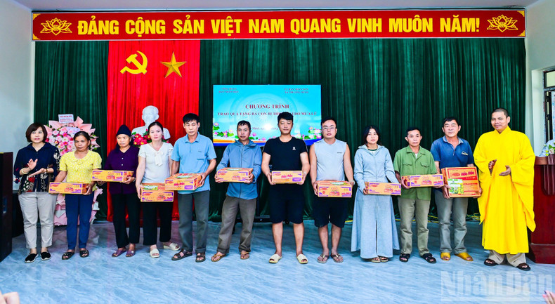 Les familles sinistrées reçoivent pour chacune un montant d&apos;un million de dongs et des articles essentiels. Photo : Bao Long/NDEL