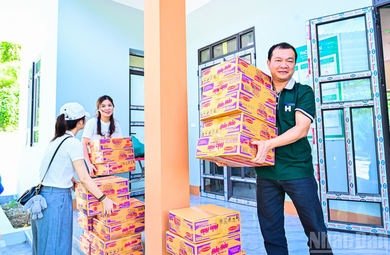 Le syndicat du journal Nhân Dân, en coopération avec la société Acecook Vietnam, remet des cadeaux à des familles défavorisées dans la province de Thai Nguyen. Photo : Bao Long/NDEL