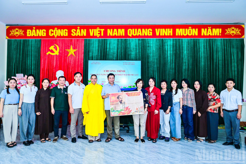 À cette occasion, les représentants du syndicat du journal Nhân Dân remettent des suppléments spéciaux commémorant le 80e anniversaire de la Fête nationale du 2 septembre à la population locale. Photo : Bao Long/NDEL