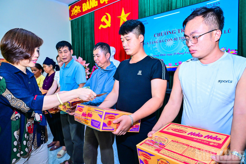 Remise des cadeaux à des familles en situation difficile et gravement touchées par des catastrophes naturelles à Thai Nguyen. Photo : Bao Long/NDEL