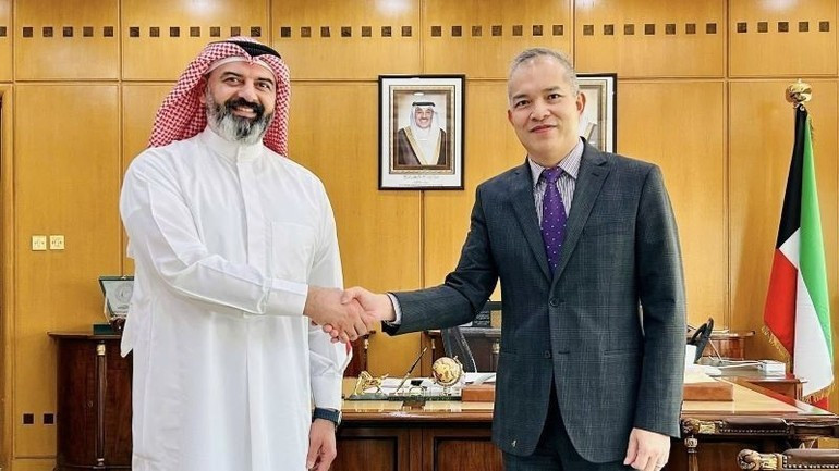 L’ambassadeur vietnamien Nguyen Duc Thang (à droite) travaille avec Salem Alhai, directeur général de l’Autorité publique koweïtienne pour l’agriculture et la pêche, afin de discuter des solutions visant à renforcer la coopération entre les deux pays dans le secteur agricole. Photo : Ambassade du Vietnam au Koweït