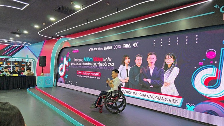 Actuellement, la plupart des personnes handicapées ont un accès limité à la formation professionnelle, aux technologies ou à l’entrepreneuriat. Le programme de coopération entre SYS Vietnam, eComDX et l’Association des jeunes handicapés du Vietnam ouvrira de nouvelles voies concrétisant les aspirations des personnes handicapées, leur permettant de s’intégrer de manière active et durable à la vie socioéconomique. Photo : NDEL Actuellement, la plupart des personnes handicapées ont un accès limité à la formation professionnelle, aux technologies ou à l’entrepreneuriat. Le programme de coopération entre SYS Vietnam, eComDX et l’Association des jeunes handicapés du Vietnam ouvrira de nouvelles voies concrétisant les aspirations des personnes handicapées, leur permettant de s’intégrer de manière active et durable à la vie socioéconomique. Photo : NDEL