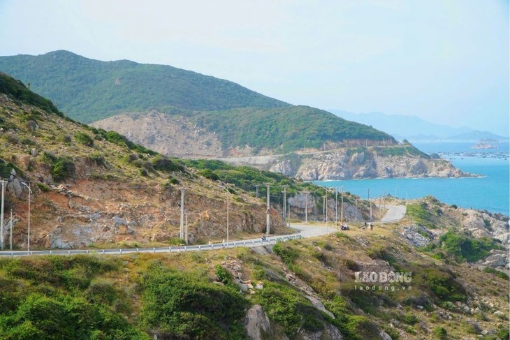 Cet itinéraire mène les visiteurs à travers plusieurs sites touristiques célèbres. Photo : laodong.vn Cet itinéraire mène les visiteurs à travers plusieurs sites touristiques célèbres. Photo : laodong.vn