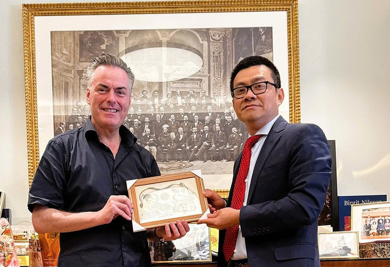 L’ambassadeur du Vietnam en Autriche, Vu Le Thai Hoang (à droite), et Daniel Froschauer, président de l’Orchestre philharmonique de Vienne (Wiener Philharmoniker). Photo : Ambassade du Vietnam en Autriche vu.jpg