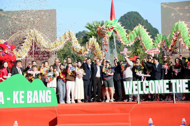 Les premiers touristes internationaux visitent le site naturel du patrimoine mondial de Phong Nha - Ke Bang dans la province de Quang Tri en 2026 (Photo : VNA)