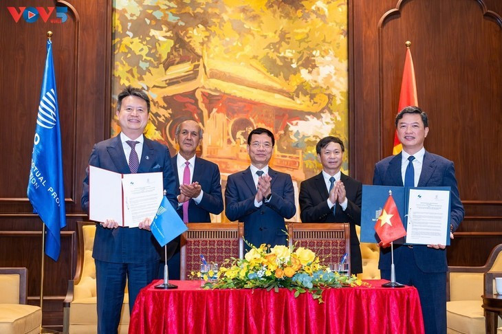Le Département vietnamien de la propriété intellectuelle et l’OMPI signent un mémorandum de coopération. Photo: VOV Le Département vietnamien de la propriété intellectuelle et l’OMPI signent un mémorandum de coopération. Photo: VOV