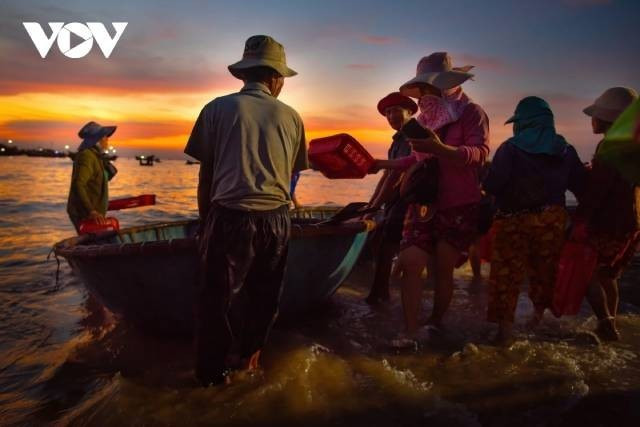 La scène de travail acharné, les sourires des pêcheurs lors des bonnes récoltes sont une source d’inspiration pour de nombreux photographes qui viennent ici à la recherche de clichés saisissants. Photo : VOV vov.jpg