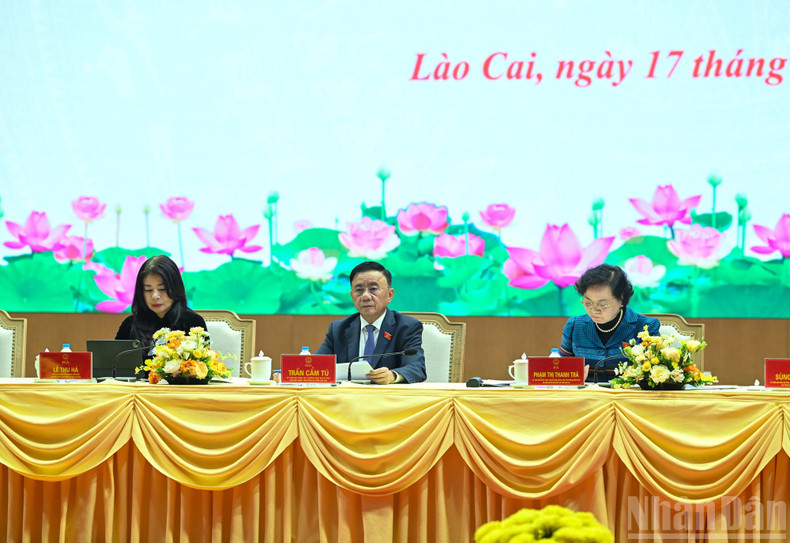 Les délégués écoutent attentivement les opinions des électeurs. Photo : Duy Linh/NDEL