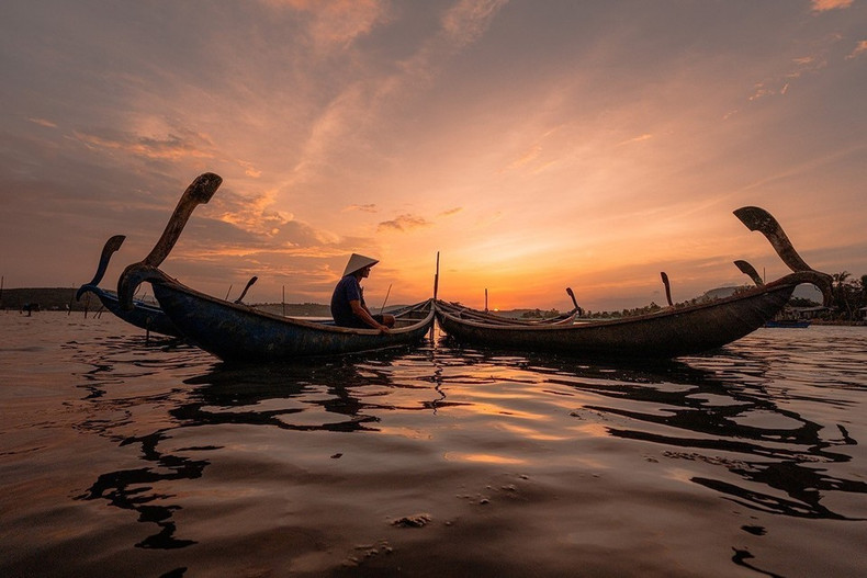 Le crépuscule peint un tableau d'une beauté saisissante sur la lagune Ô Loan. Photo : VNA. Le crépuscule peint un tableau d'une beauté saisissante sur la lagune Ô Loan. Photo : VNA.