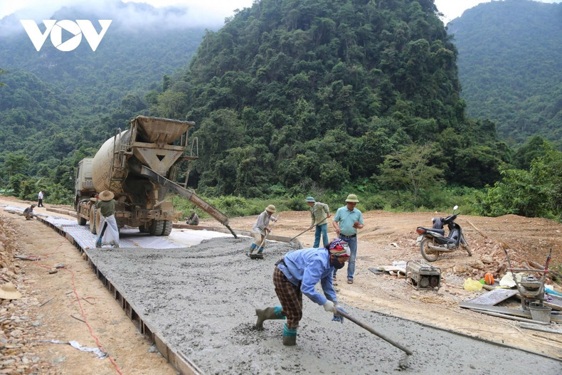 Les nouvelles routes ne se contentent pas de réduire les distances géographiques, elles contribuent à faciliter l&apos;accès des communautés ethniques vivant le long de la frontière aux services de santé, d’éducation et de commerce.