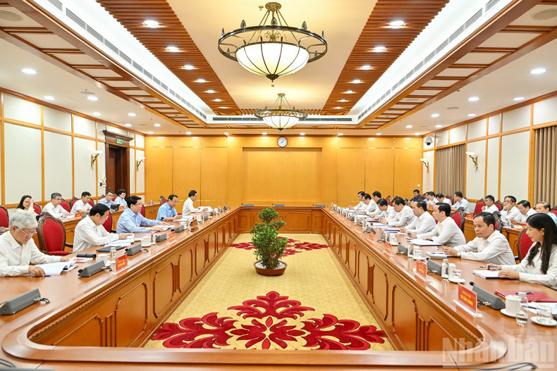 La province de Cao Bang est également appelée à améliorer la vie des populations, notamment des minorités ethniques et des habitants des zones reculées, à accélérer les projets d’infrastructures, notamment l’achèvement des autoroutes, les liaisons avec les postes-frontières, les sites historiques et paysagers. Photo : NDEL