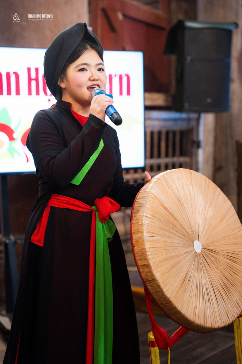 Tran Thu Hang, 18 ans, une jeune qui a grandi dans les mélodies du chant « quan ho ». Photo : Quan ho intern Tran Thu Hang, 18 ans, une jeune qui a grandi dans les mélodies du chant « quan ho ». Photo : Quan ho intern