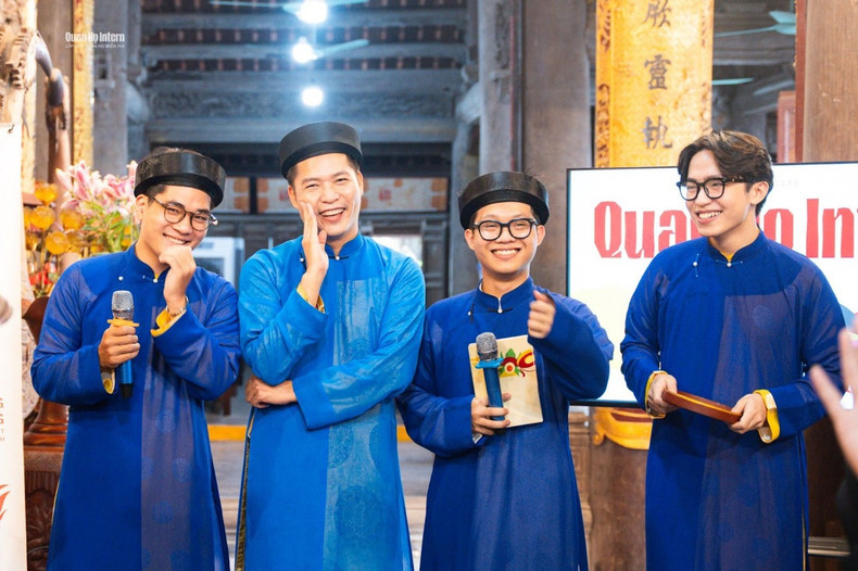 Bui Quang Huy (2e à droite) a décidé de s’inscrire au cours de « Quan ho intern » avec l'idée initiale d'essayer ce type d’art traditionel. Mais finalement, grâce à ce cours, il a pu véritablement ouvrir son cœur et avoir des expériences enrichissantes. Photo : Quan ho intern Bui Quang Huy (2e à droite) a décidé de s’inscrire au cours de « Quan ho intern » avec l'idée initiale d'essayer ce type d’art traditionel. Mais finalement, grâce à ce cours, il a pu véritablement ouvrir son cœur et avoir des expériences enrichissantes. Photo : Quan ho intern