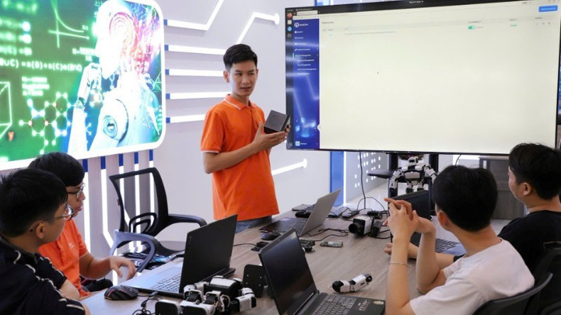 Le laboratoire du Centre d'intelligence artificielle de FPT à Quy Nhon, où le personnel et les ingénieurs de FPT se perfectionnent et se forment aux nouvelles technologies. Photo : THU QUYNH/NDEL Le laboratoire du Centre d'intelligence artificielle de FPT à Quy Nhon, où le personnel et les ingénieurs de FPT se perfectionnent et se forment aux nouvelles technologies. Photo : THU QUYNH/NDEL
