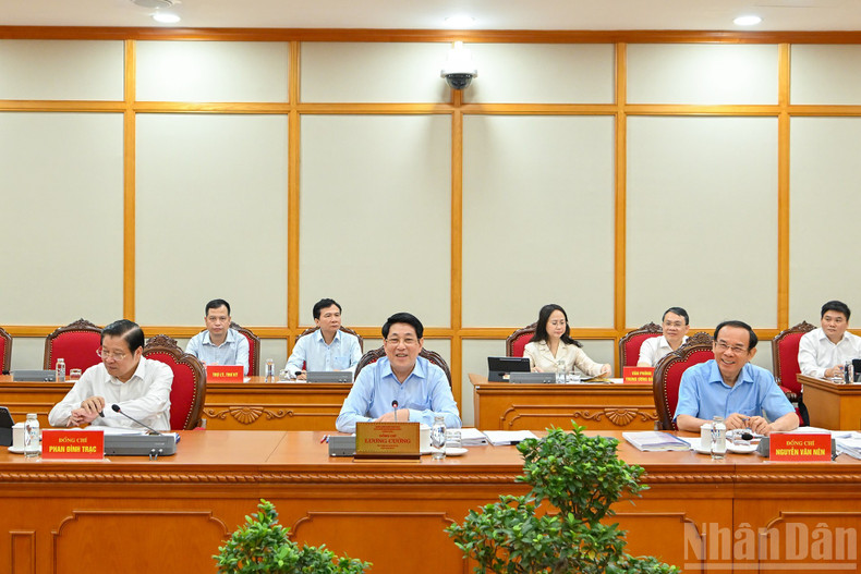 Le président Luong Cuong (au centre, 1er rang) lors de la séance de travail avec le Permanence du Comité du Parti de la ville de Hue (au Centre). Photo : NDEL