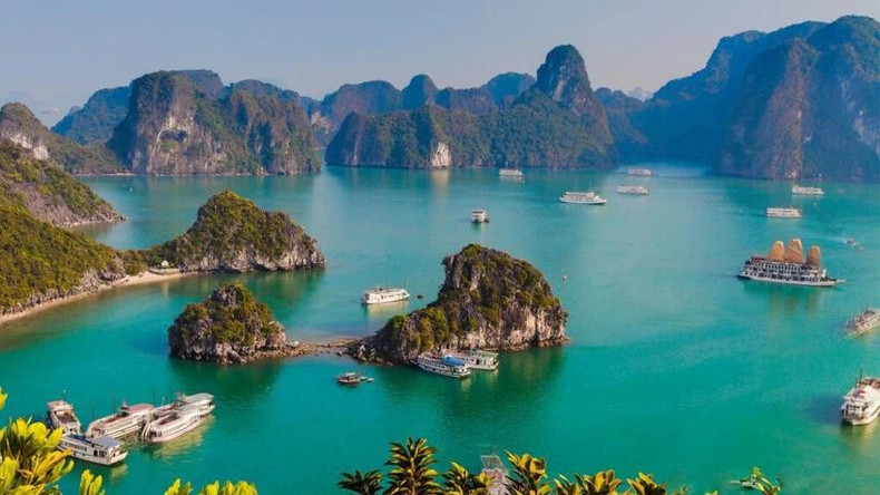 La baie de Ha Long est l'une des destinations touristiques les plus connues du Vietnam. hl.jpg
