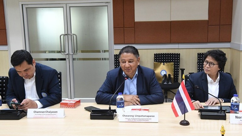 Chavarong Limpattamapanee, président du Conseil national de la presse de Thaïlande (NPCT) et conseiller de la TJA (au centre), a apprécié les efforts de la partie vietnamienne dans le réaménagement des unités administratives et le développement de nouvelles destinations touristiques dans le pays. Photo : Xuan Son/NDEL. Chavarong Limpattamapanee, président du Conseil national de la presse de Thaïlande (NPCT) et conseiller de la TJA (au centre), a apprécié les efforts de la partie vietnamienne dans le réaménagement des unités administratives et le développement de nouvelles destinations touristiques dans le pays. Photo : Xuan Son/NDEL.