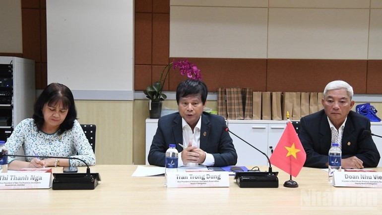 Le vice-président de la VJA, Tran Trong Dung (au centre), a souligné le rôle de plus en plus important des médias vietnamien et thaïlandais, notamment dans le contexte où les deux pays viennent de porter leurs relations au niveau d’un partenariat stratégique intégral en mai dernier. Photo : Xuan Son/NDEL. Le vice-président de la VJA, Tran Trong Dung (au centre), a souligné le rôle de plus en plus important des médias vietnamien et thaïlandais, notamment dans le contexte où les deux pays viennent de porter leurs relations au niveau d’un partenariat stratégique intégral en mai dernier. Photo : Xuan Son/NDEL.