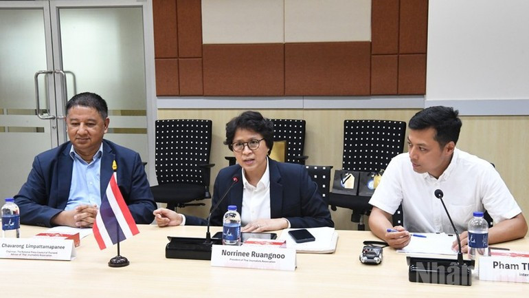 La présidente de la TJA, Norrinee Ruangnoo (au centre), s’est félicitée de la coopération de plus en plus profonde, étroite et efficace entre la TJA et la VJA ces derniers temps. Photo : Xuan Son/NDEL. La présidente de la TJA, Norrinee Ruangnoo (au centre), s’est félicitée de la coopération de plus en plus profonde, étroite et efficace entre la TJA et la VJA ces derniers temps. Photo : Xuan Son/NDEL.