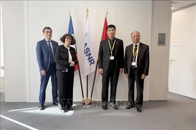 Le vice-ministre vietnamien de la Construction Pham Minh Hà (2e à droite), l'ambassadeur du Vietnam en France, Dinh Toàn Thang (1er à droite) et des dirigeants de l'Autorité française de sûreté nucléaire et de radioprotection (ASRN). Photo : VNA Le vice-ministre vietnamien de la Construction Pham Minh Hà (2e à droite), l'ambassadeur du Vietnam en France, Dinh Toàn Thang (1er à droite) et des dirigeants de l'Autorité française de sûreté nucléaire et de radioprotection (ASRN). Photo : VNA