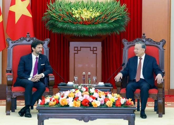 Le secrétaire général du Parti communiste du Vietnam (PCV) To Lam (droite) et le vice-Premier ministre et ministre slovaque de la Défense, Robert Kaliňák. Photo : VNA