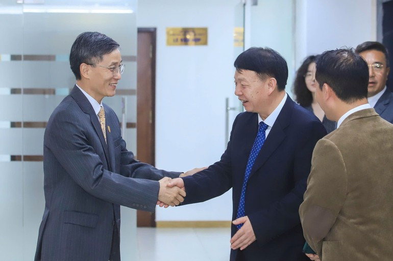 La visite de la délégation chinoise constitue une étape importante pour consolider les relations d’amitié et de coopération entre les associations de juristes des deux pays. Photo: hoiluatgiavn.org.vn La visite de la délégation chinoise constitue une étape importante pour consolider les relations d’amitié et de coopération entre les associations de juristes des deux pays. Photo: hoiluatgiavn.org.vn