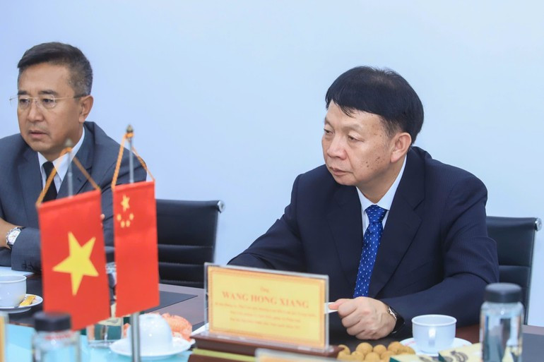 Le vice-président permanent de l’Association des juristes de la Chine, Wang Hongxiang, juge nécessaire pour les associations de juristes des deux pays de continuer à renforcer leur coopération, à échanger leurs expériences pratiques et à contribuer ensemble à la promotion de la légalité et de la justice dans leurs pays respectifs. Photo: hoiluatgiavn.org.vn Le vice-président permanent de l’Association des juristes de la Chine, Wang Hongxiang, juge nécessaire pour les associations de juristes des deux pays de continuer à renforcer leur coopération, à échanger leurs expériences pratiques et à contribuer ensemble à la promotion de la légalité et de la justice dans leurs pays respectifs. Photo: hoiluatgiavn.org.vn