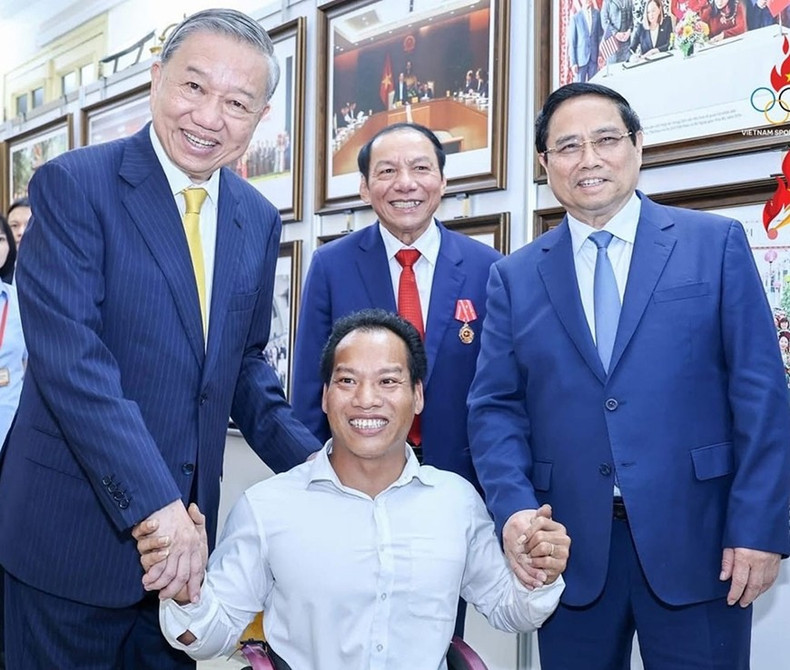 Des dirigeants du Parti et de l'État vietnamiens félicitent Le Van Cong lors de la cérémonie de célébration du 80e anniversaire de la Journée traditionnelle du secteur de la culture.