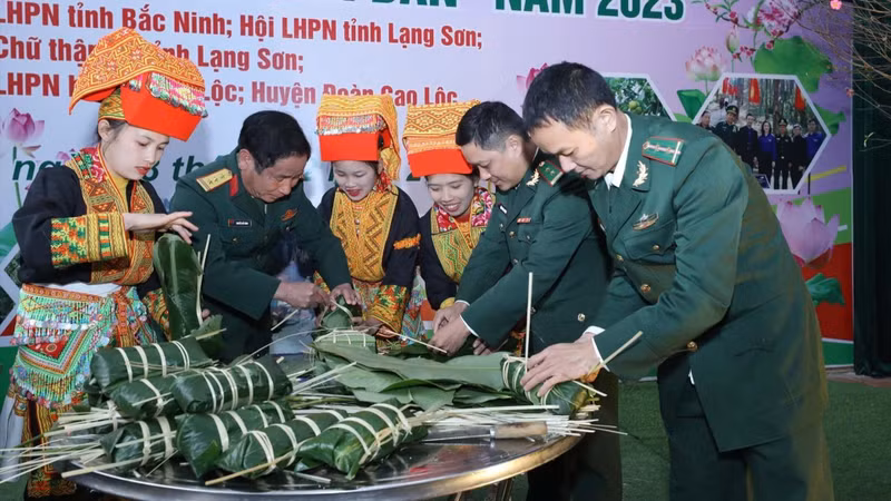 La préparation du « banh chung ». Photo:VNA