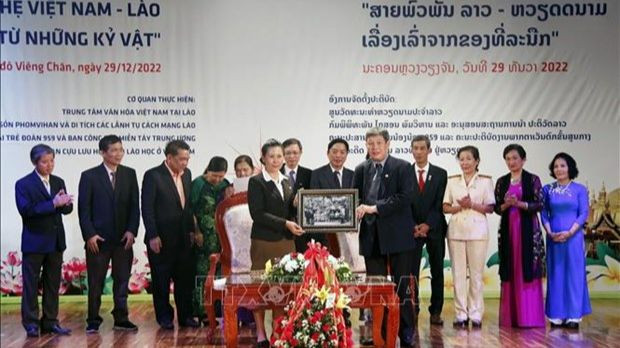 La famille d’un ancien expert vietnamien au Laos remet une photo de souvenir au Musée Kaysone Phomvihane, dans la capitale lao Vientiane. Photo: VNA