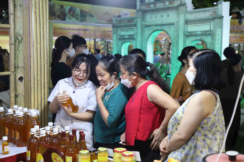 Lors du 2e Festival des produits agricoles de Hanoï 2023. Photo: hanoimoi