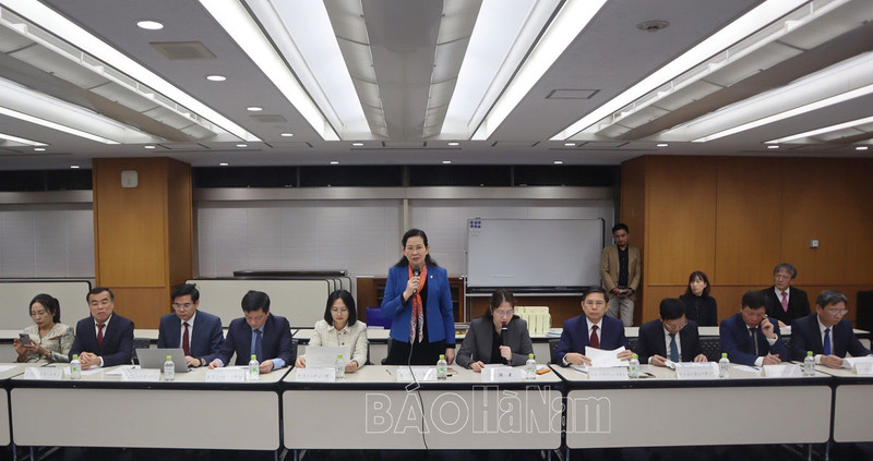 Le Thi Thuy, secrétaire du Comité provincial du Parti et présidente du Conseil populaire provincial de Hà Nam, prend la photo: Photo: hanam.vietnam.vn