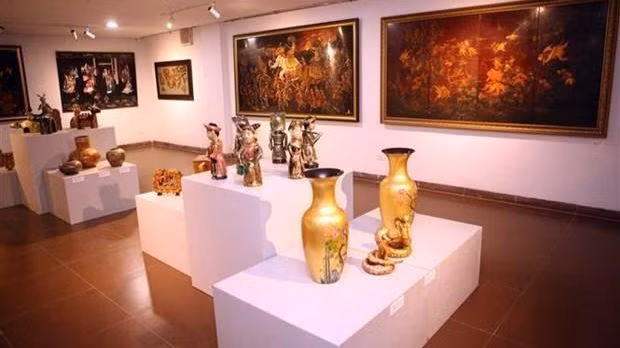 Certaines œuvres en laque poncée à l'exposition. Photo : VNA.