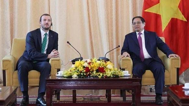 Le Premier ministre Pham Minh Chinh (à droite) reçoit le Commissaire européen à l'Environnement, l'Océan et la Pêche, Virginijus Sinkevičius, en visite au Vietnam pour participer au Forum et à l’exposition sur l'économie verte (GEFE 2022). Photo : VNA.