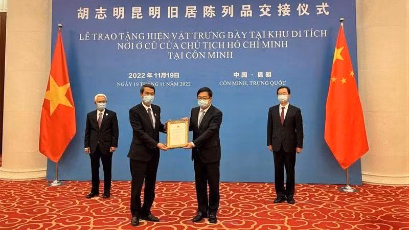 Lors de la cérémonie de remisse. Photo: NDEL