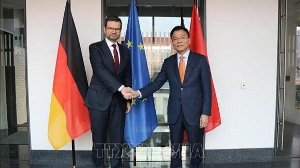 Le ministre vietnamien de la Justice, Lê Thành Long (à droite) et son homologue allemand Marco Buschmann. Photo : VNA. 
