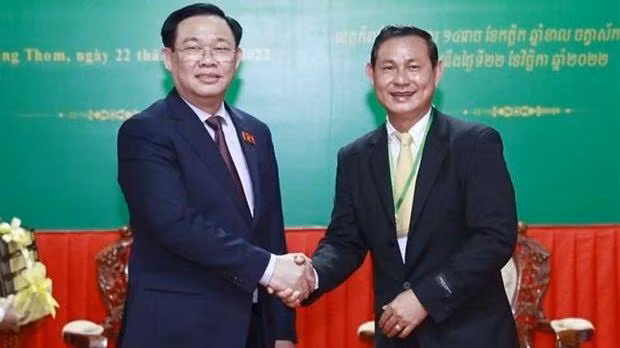 Le Président de l’Assemblée nationale, Vuong Dinh Huê (gauche), et le vice-gouverneur de Kampong Thom, Nhek Ban Kheng. Photo : VNA.