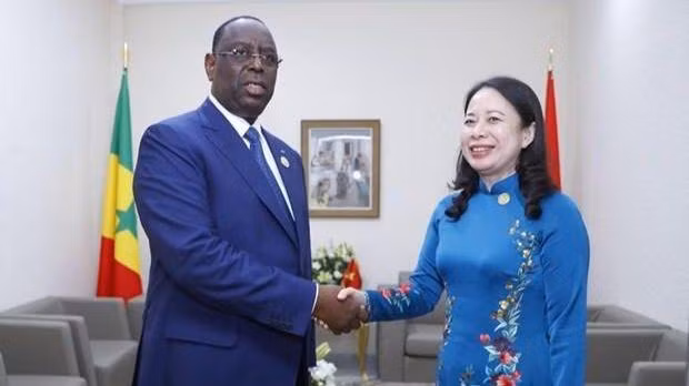 La vice-présidente de la République Vo Thi Anh Xuân (droite) et le président sénégalais, Macky Sall. Photo : VNA.