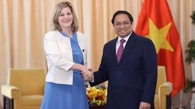 Le Premier ministre Pham Minh et la ministre néerlandaise du Commerce extérieur et de la Coopération au Développement (VVD), Liesje Schreinemacher. Photo : VNA.