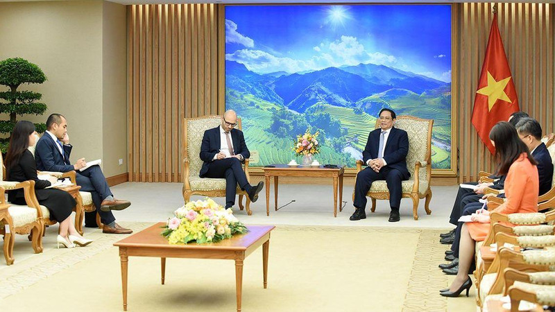 Lors de la rencontre entre le Premier ministre Pham Minh Chinh et le Secrétaire général de la Cour permanente d’arbitrage (CPA), Marcin Czepelak. Photo : Trân Hai/NDEL