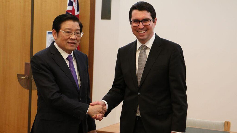 Le membre du Bureau Politique et président de la Commission des affaires intérieures du CC du PCV, Phan Dinh Trac (à gauche), et le membre du Parti travailliste à la Chambre des représentants, ministre adjoint et conseiller du Premier ministre australien, Patrick Gorman. Photo : VNA.