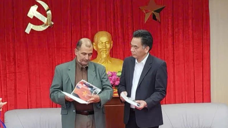 Le camarade Oscar Alberto Sánchez Serra, rédacteur en chef adjoint du journal Granma, a offert une publication de son journal contenant un article sur le Vietnam au camarade Nguyên Lôc Hà, vice-président du Comité populaire de la province de Binh Duong. Photo : nhandan.vn