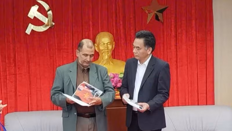  Le camarade Oscar Alberto Sánchez Serra, rédacteur en chef adjoint du journal Granma, a offert une publication de son journal contenant un article sur le Vietnam au camarade Nguyên Lôc Hà, vice-président du Comité populaire de la province de Binh Duong. Photo : nhandan.vn