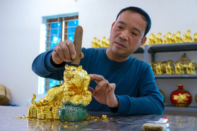 Le métier de la dorure à la feuille d’or et d’argent est apparu dans la commune de Kiêu Ky. Photo : nhandan.vn