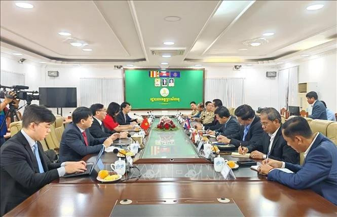 La vice-ministre des Affaires étrangères du Vietnam, Le Thi Thu Hang et sa suite travaillent le gouverneur de la province de Preah Sihanouk, Mang Sineth. Photo : VNA