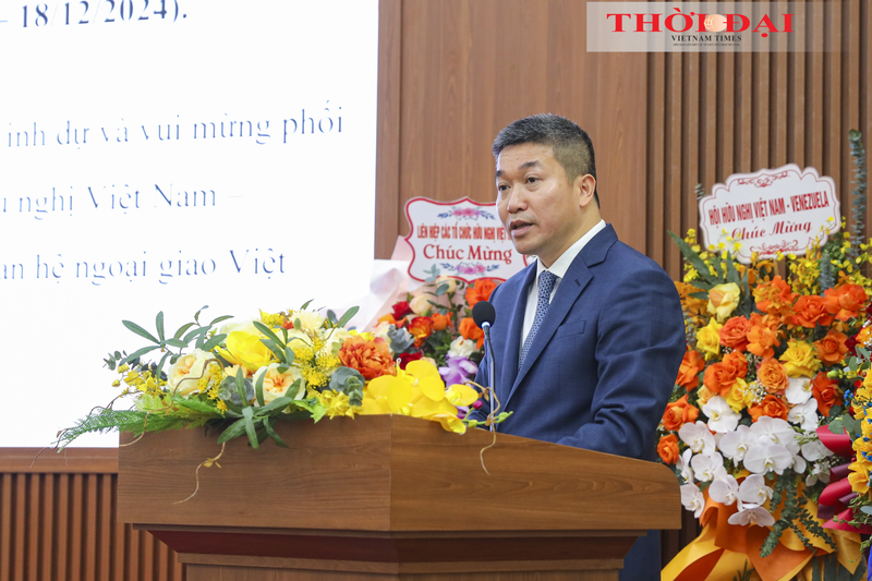 Le président de l’Union des organisations d’amitié du Vietnam, Phanh Anh Son, s'exprime lors de l'événement. Photo : thoidai.com.vn