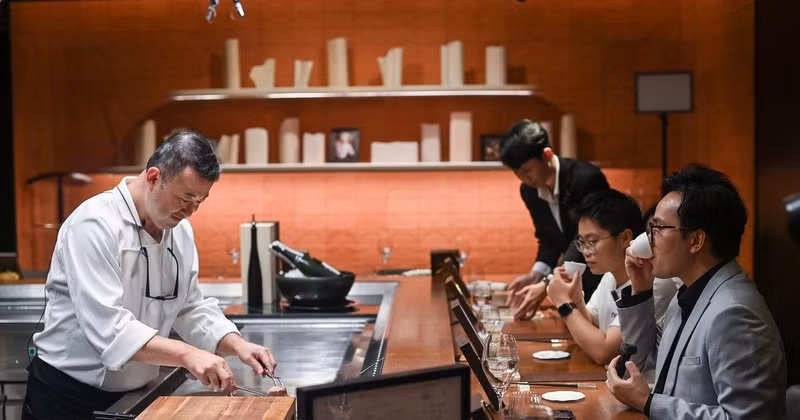 Le Teppanyaki chez Hibana by Koki est comme un voyage des sens, les plats sont méticuleusement préparés et servis dans un espace privé.