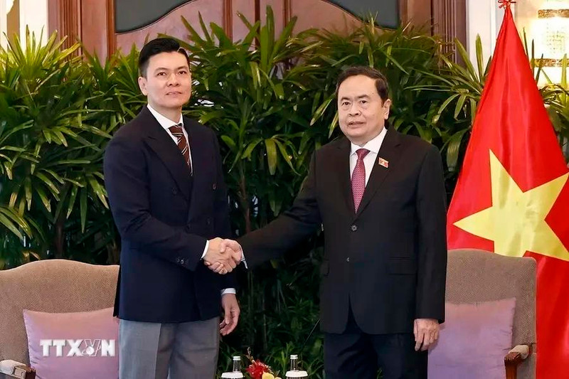 Le président de l’Assemblée nationale du Vietnam, Trân Thanh Mân (droite) et Lee Ark Boon, directeur général de Sembcorp Development et président du Conseil d’administration du groupe VSIP. Photo : VNA.