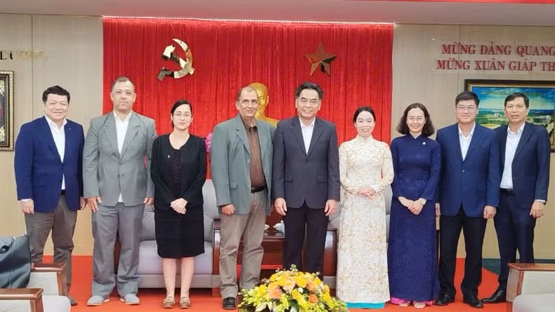 La délégation du journal Granma et les dirigeants de la province de Binh Duong et les autres délégués. Photo : nhandan.vn