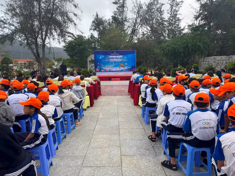 La « Fête de la vie verte », destinée à sensibiliser à la protection de l'environnement et au développement durable des îles et des mers de la province de Bà Ria - Vung Tàu en 2024. Photo : hanoimoi.vn La « Fête de la vie verte », destinée à sensibiliser à la protection de l'environnement et au développement durable des îles et des mers de la province de Bà Ria - Vung Tàu en 2024. Photo : hanoimoi.vn